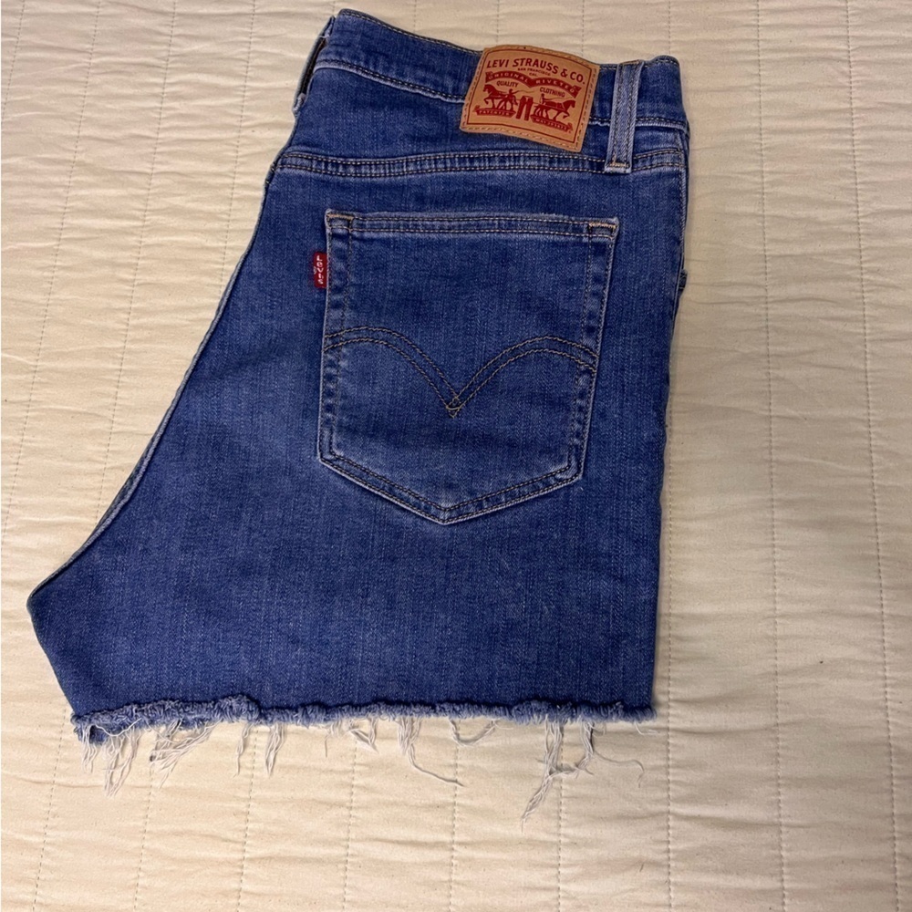 Women’s distressed  Levi’s high rise denim shorts size 32